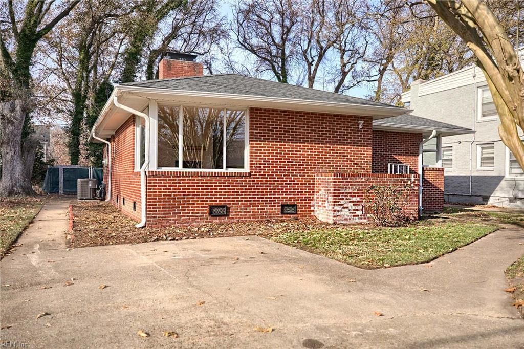 Photo of 7 Suburban Parkway, Hampton, VA 23661 (MLS # 10614052)