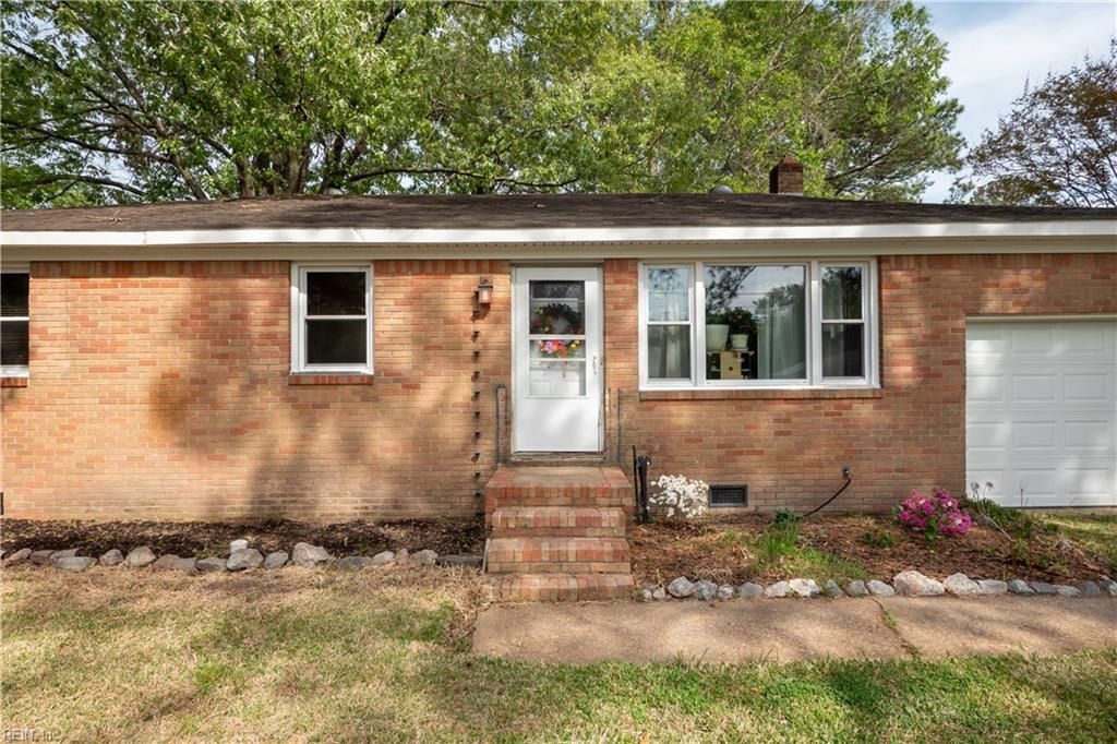 Photo of 1009 Vanderploeg Drive, Chesapeake, VA 23320 (MLS # 10630208)