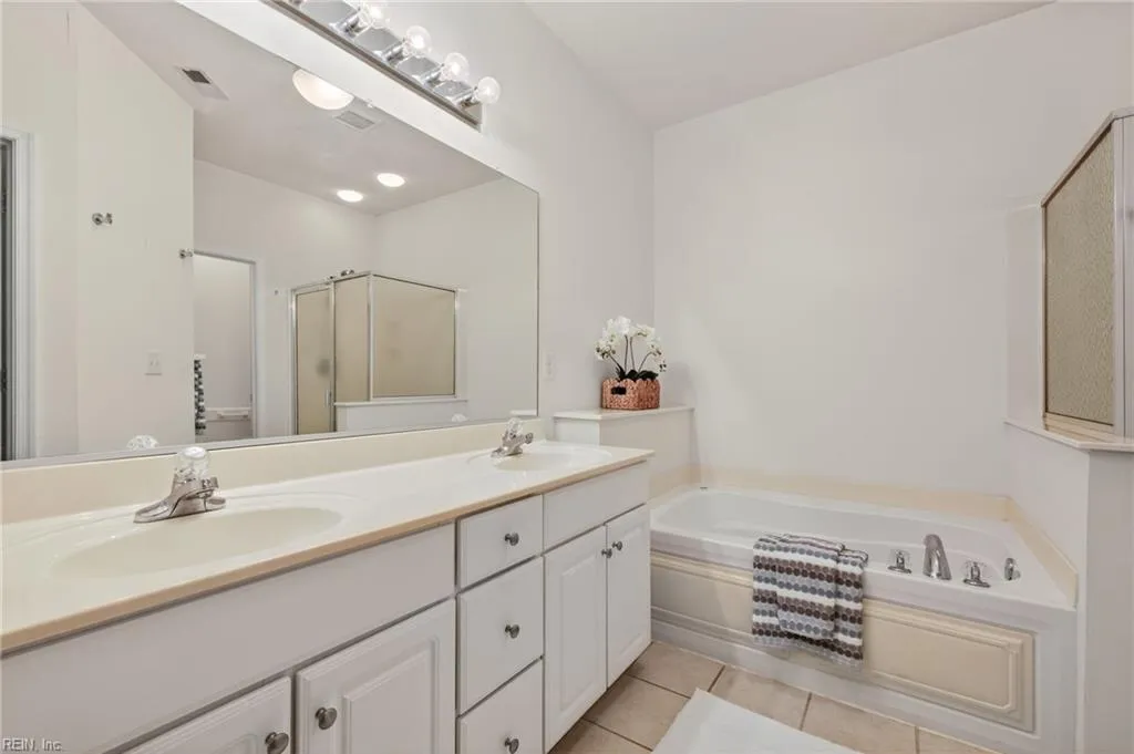 Portsmouth, Virginia 23703, United States, 2 Bedrooms Bedrooms, ,2 BathroomsBathrooms,Residential,Active,240703