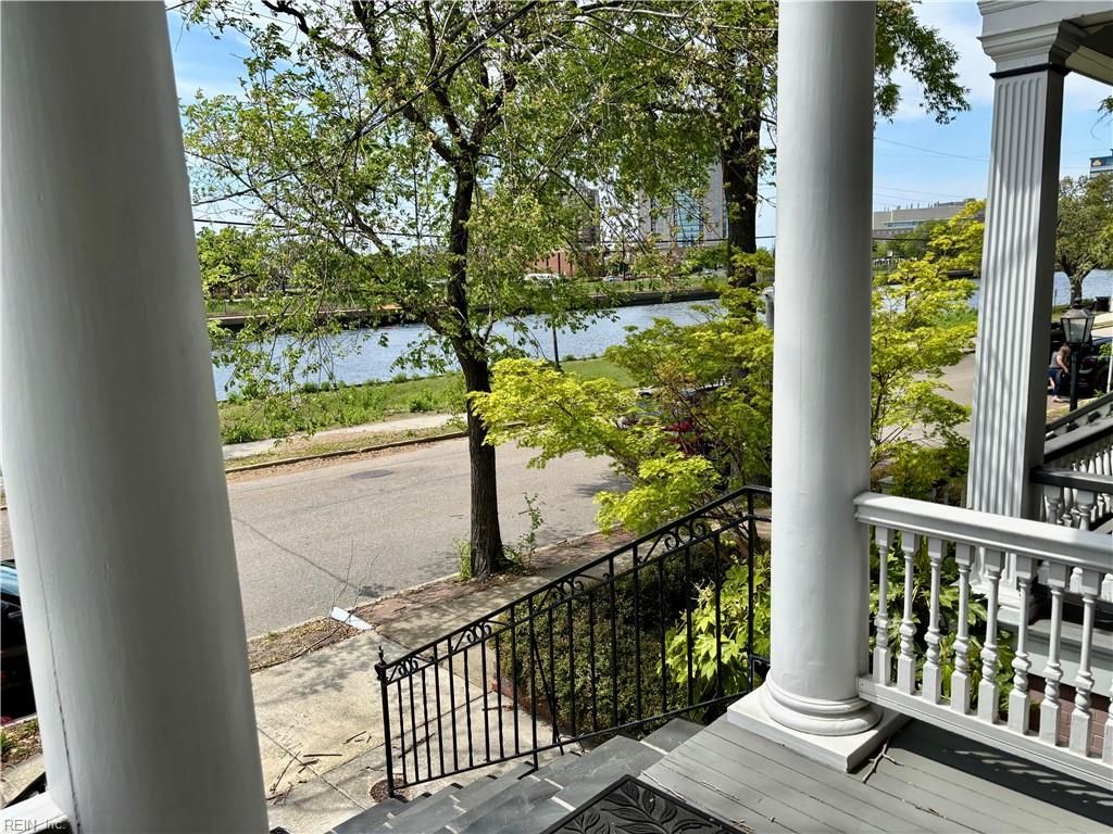 Photo of 522 Mowbray Arch, Norfolk, VA 23507 (MLS # 10600874)