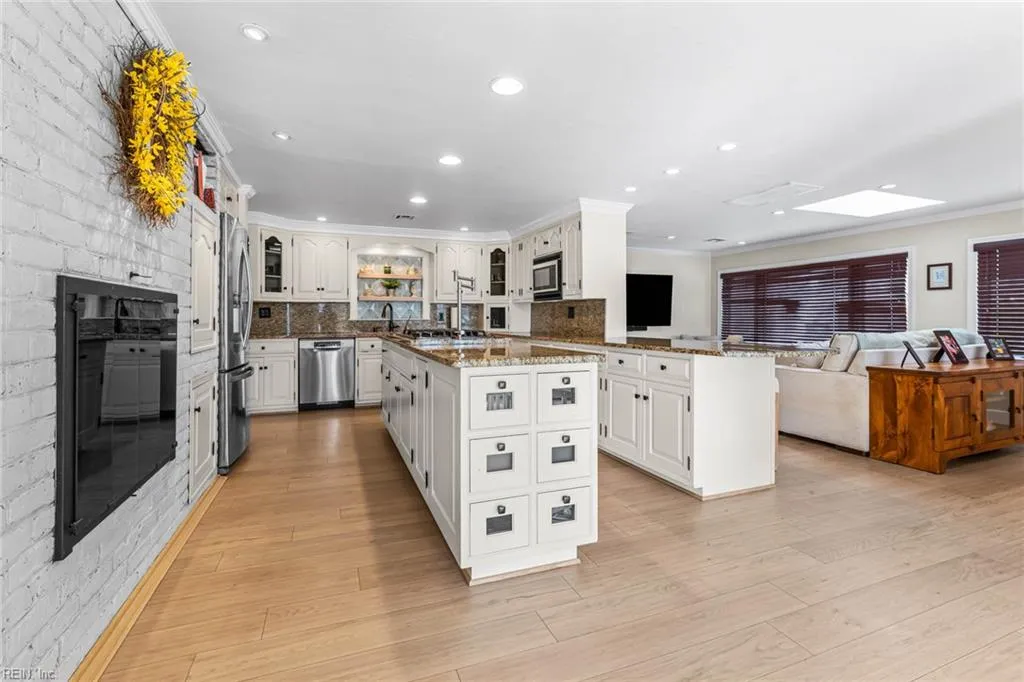 Virginia Beach, Virginia 23451, United States, 5 Bedrooms Bedrooms, ,4 BathroomsBathrooms,Residential,Active,253535