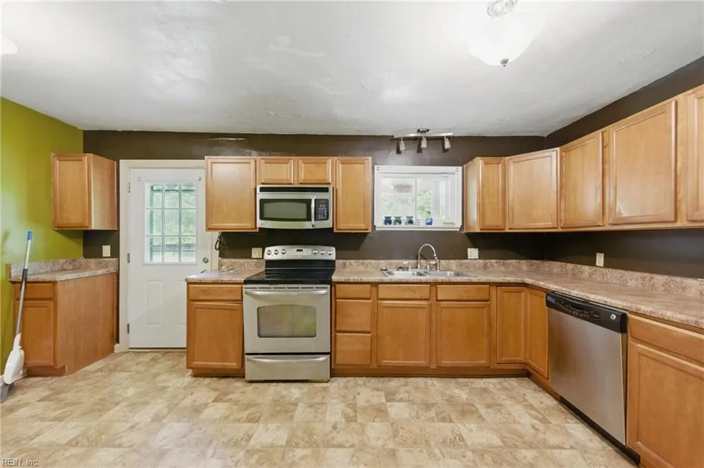 Virginia Beach, Virginia 23456, United States, 3 Bedrooms Bedrooms, ,2 BathroomsBathrooms,Residential,Pending,116447