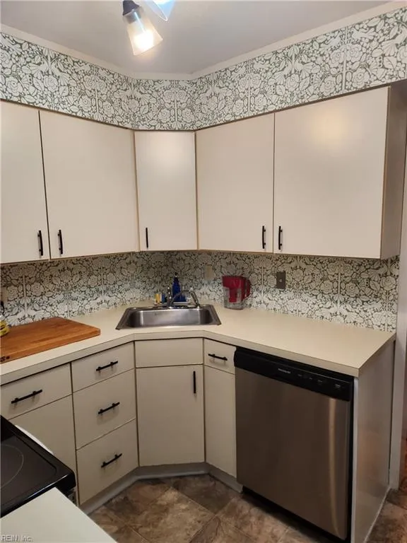 Norfolk, Virginia 23505, United States, 3 Bedrooms Bedrooms, ,2 BathroomsBathrooms,Residential,Active,242815