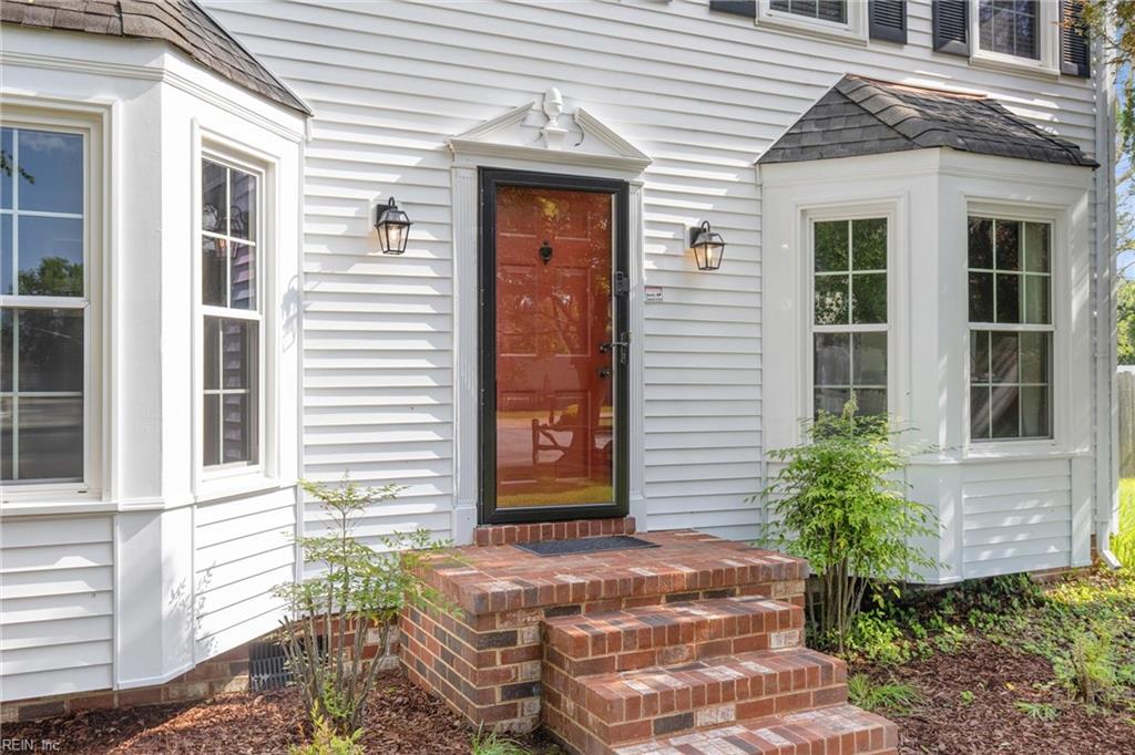 2124 Thackeray LN
