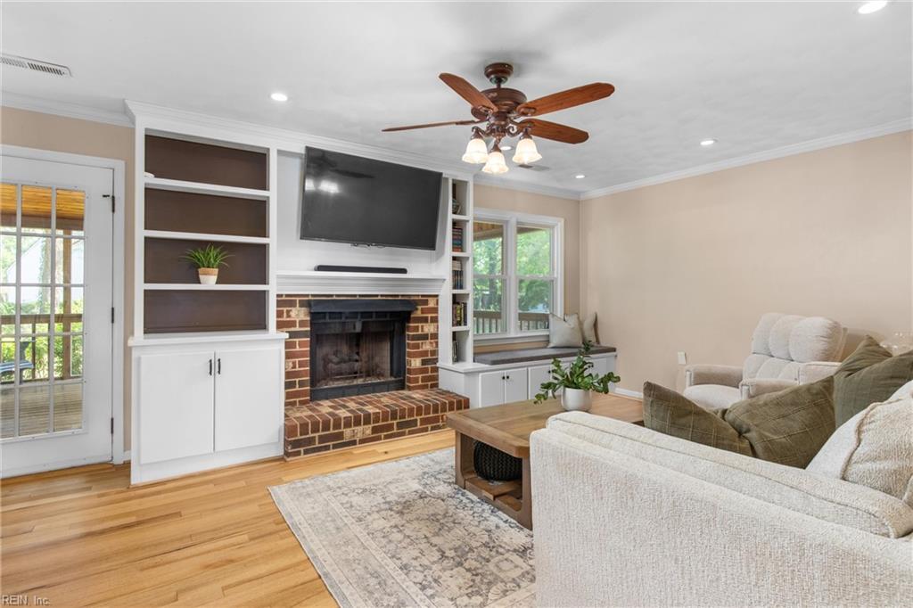 2124 Thackeray LN