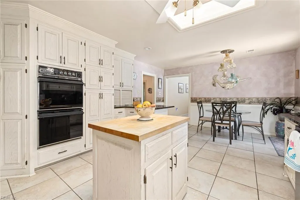 Virginia Beach, Virginia 23454, United States, 3 Bedrooms Bedrooms, ,4 BathroomsBathrooms,Residential,Pending,121997