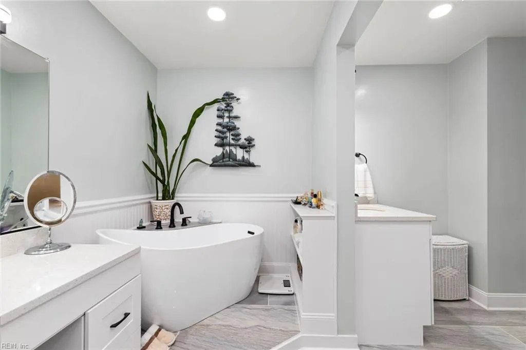 Virginia Beach, Virginia 23454, United States, 3 Bedrooms Bedrooms, ,4 BathroomsBathrooms,Residential,Pending,121997