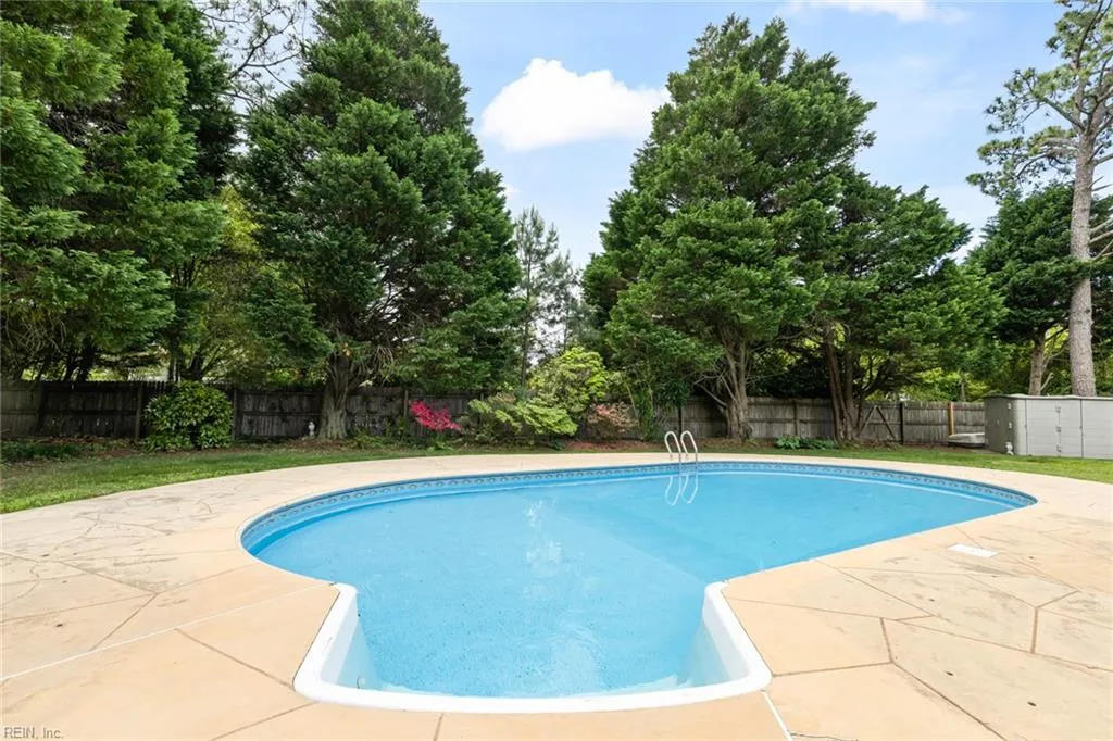 Virginia Beach, Virginia 23454, United States, 3 Bedrooms Bedrooms, ,4 BathroomsBathrooms,Residential,Pending,121997