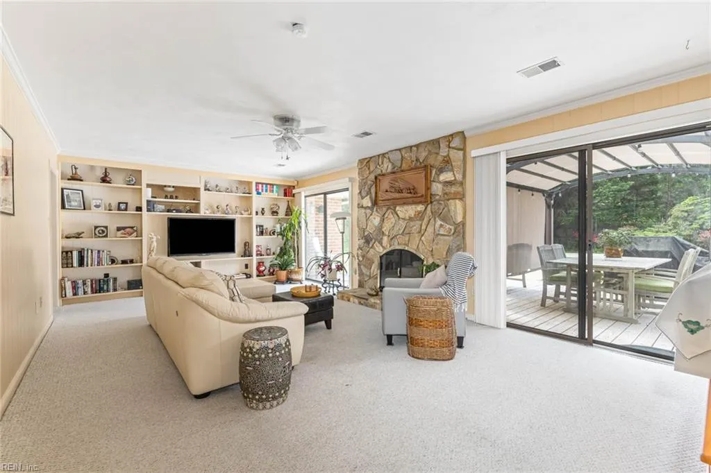 Virginia Beach, Virginia 23454, United States, 3 Bedrooms Bedrooms, ,4 BathroomsBathrooms,Residential,Pending,121997