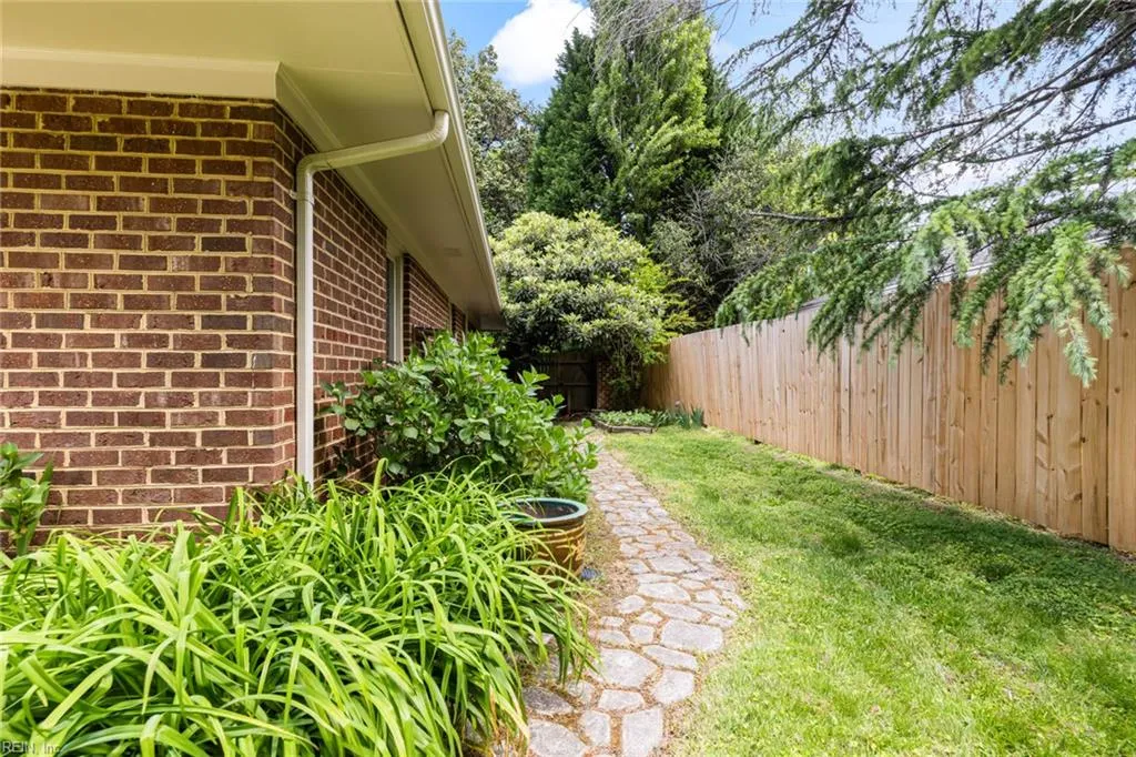 Virginia Beach, Virginia 23454, United States, 3 Bedrooms Bedrooms, ,4 BathroomsBathrooms,Residential,Pending,121997