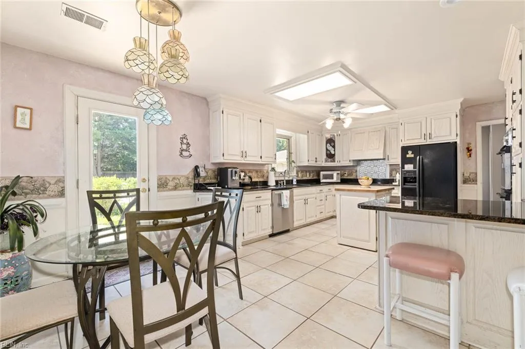 Virginia Beach, Virginia 23454, United States, 3 Bedrooms Bedrooms, ,4 BathroomsBathrooms,Residential,Pending,121997