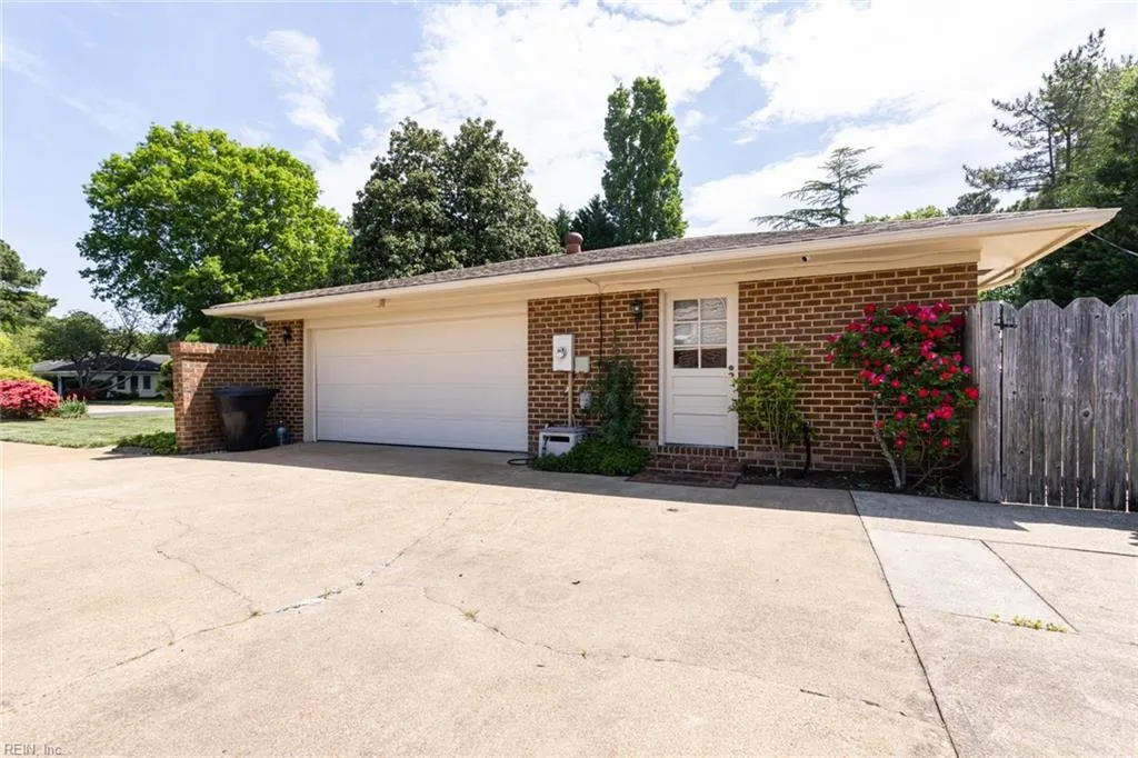 Virginia Beach, Virginia 23454, United States, 3 Bedrooms Bedrooms, ,4 BathroomsBathrooms,Residential,Pending,121997