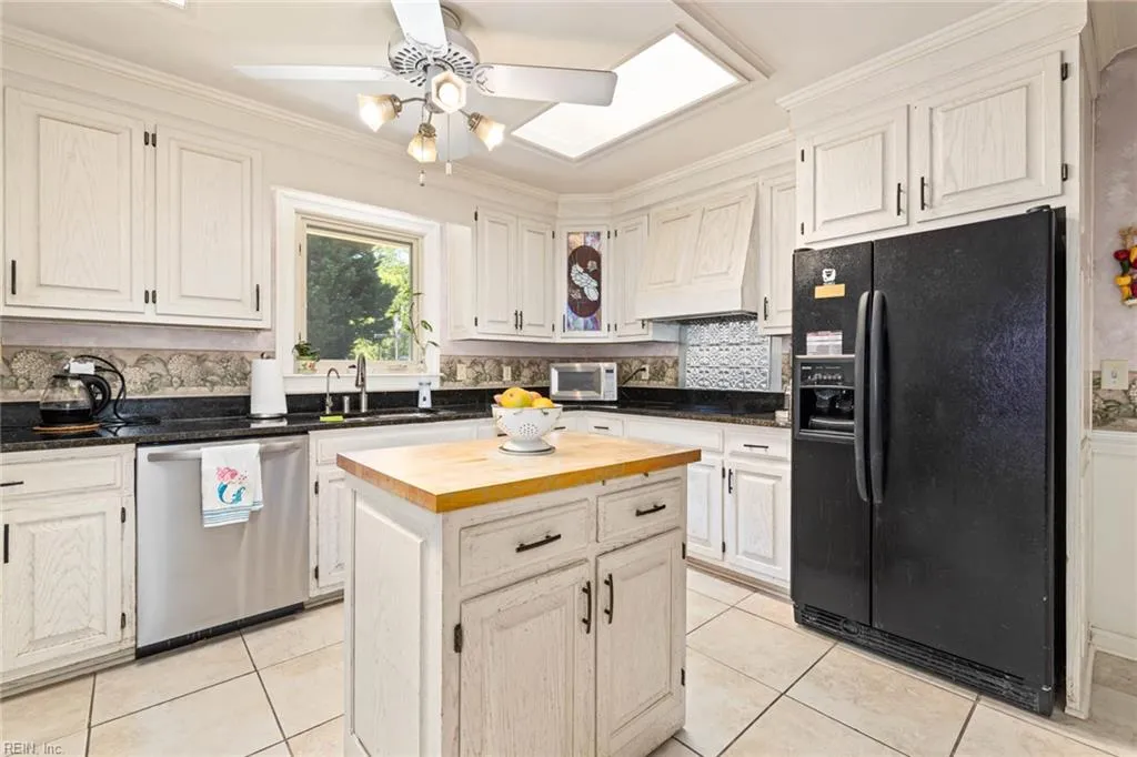 Virginia Beach, Virginia 23454, United States, 3 Bedrooms Bedrooms, ,4 BathroomsBathrooms,Residential,Pending,121997