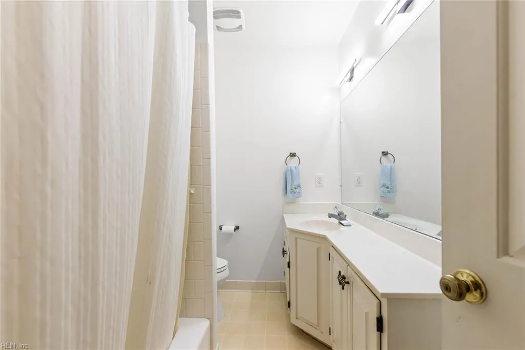 Virginia Beach, Virginia 23454, United States, 3 Bedrooms Bedrooms, ,4 BathroomsBathrooms,Residential,Pending,121997