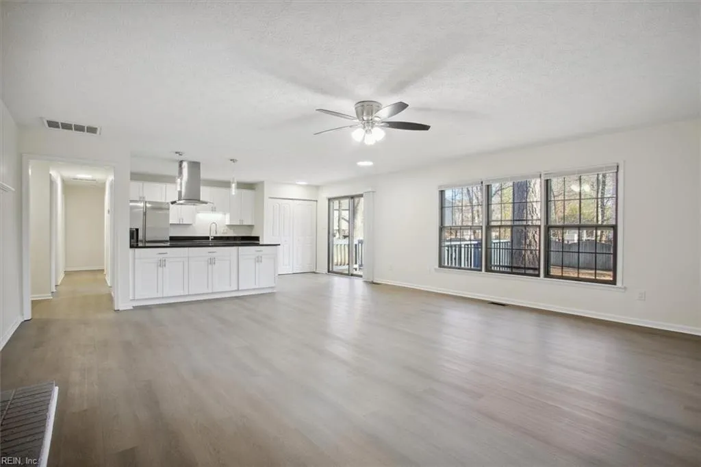 Hampton, Virginia 23666, United States, 3 Bedrooms Bedrooms, ,2 BathroomsBathrooms,Residential,Active,17342