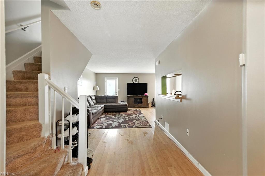 150 E Wexford DR