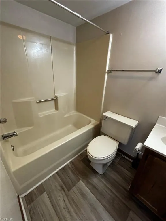 Norfolk, Virginia 23507, United States, 2 Bedrooms Bedrooms, ,3 BathroomsBathrooms,Residential,Pending,180433