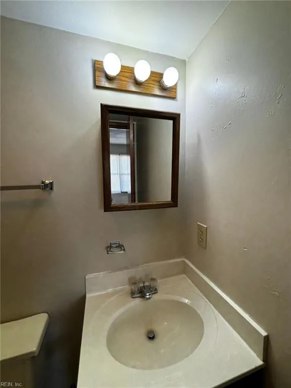 Norfolk, Virginia 23507, United States, 2 Bedrooms Bedrooms, ,3 BathroomsBathrooms,Residential,Pending,180433