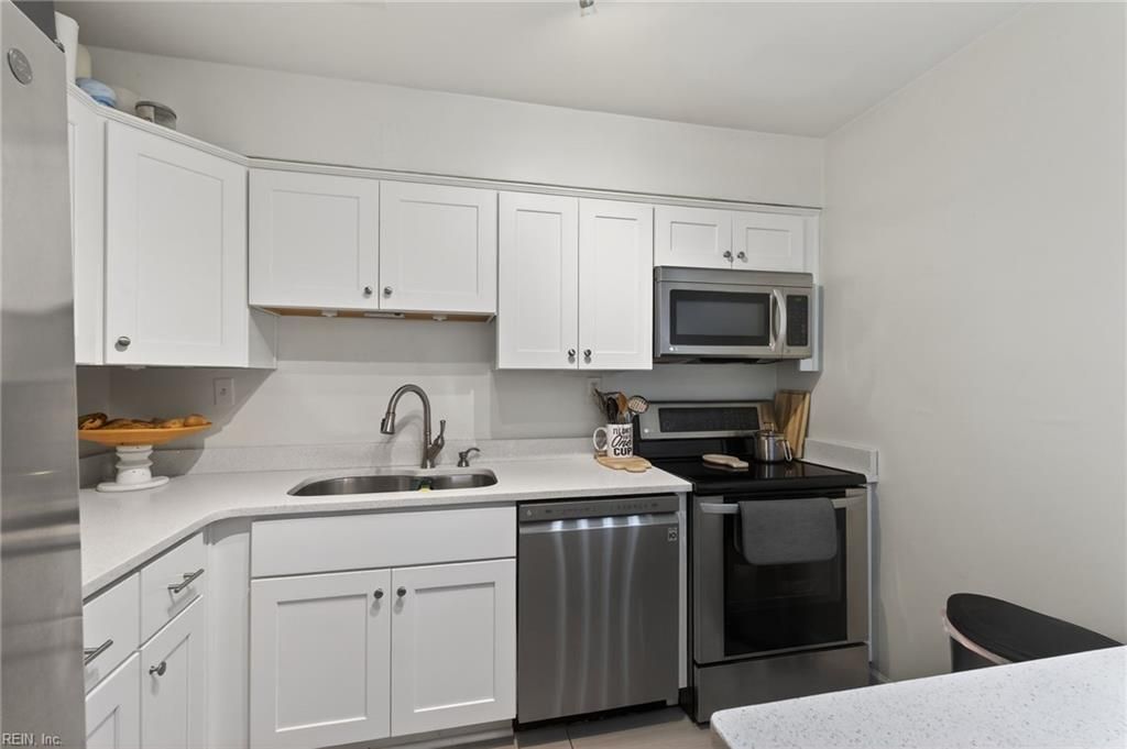 Photo of 709 Stanwix Square, Norfolk, VA 23502 (MLS # 10614258)