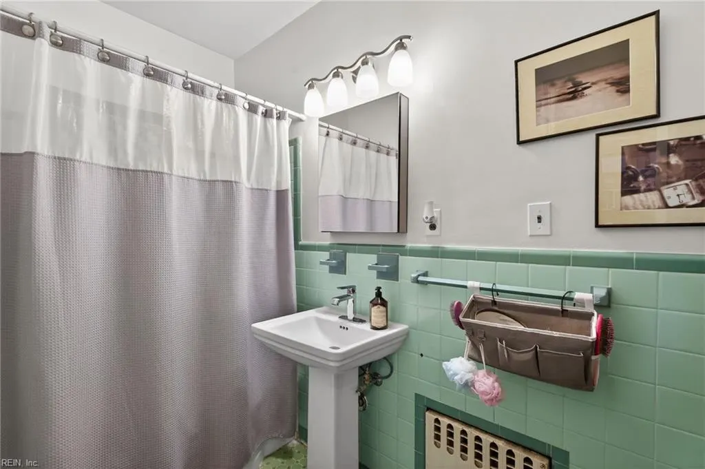 Norfolk, Virginia 23508, United States, 4 Bedrooms Bedrooms, ,2 BathroomsBathrooms,Residential,Pending,250898