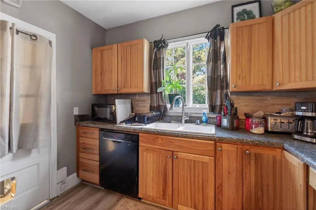 Norfolk, Virginia 23508, United States, 4 Bedrooms Bedrooms, ,2 BathroomsBathrooms,Residential,Pending,250898