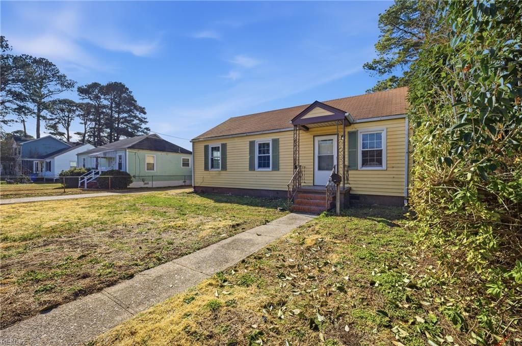 Photo of 804 Cambridge Avenue, Portsmouth, VA 23707 (MLS # 10619326)