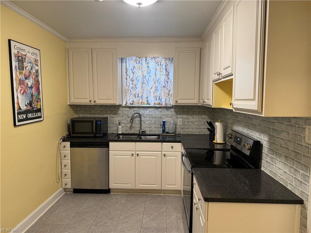 Photo of 264 James River Drive, Newport News, VA 23601 (MLS # 10654102)