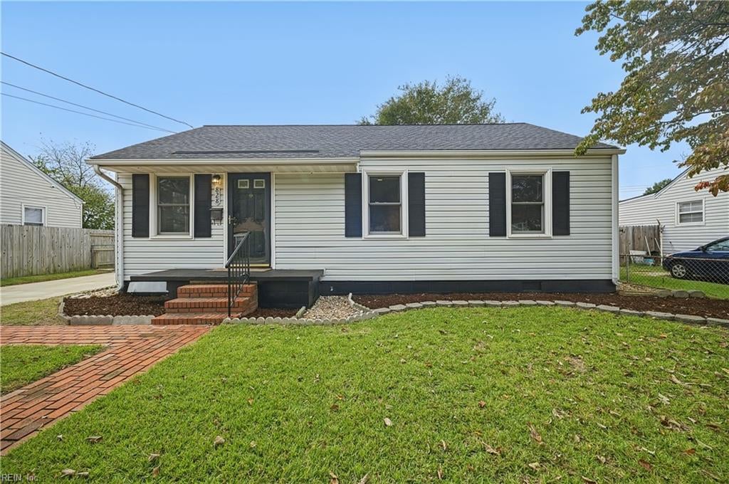 Photo of 828 Pacific Avenue, Portsmouth, VA 23707 (MLS # 10657252)