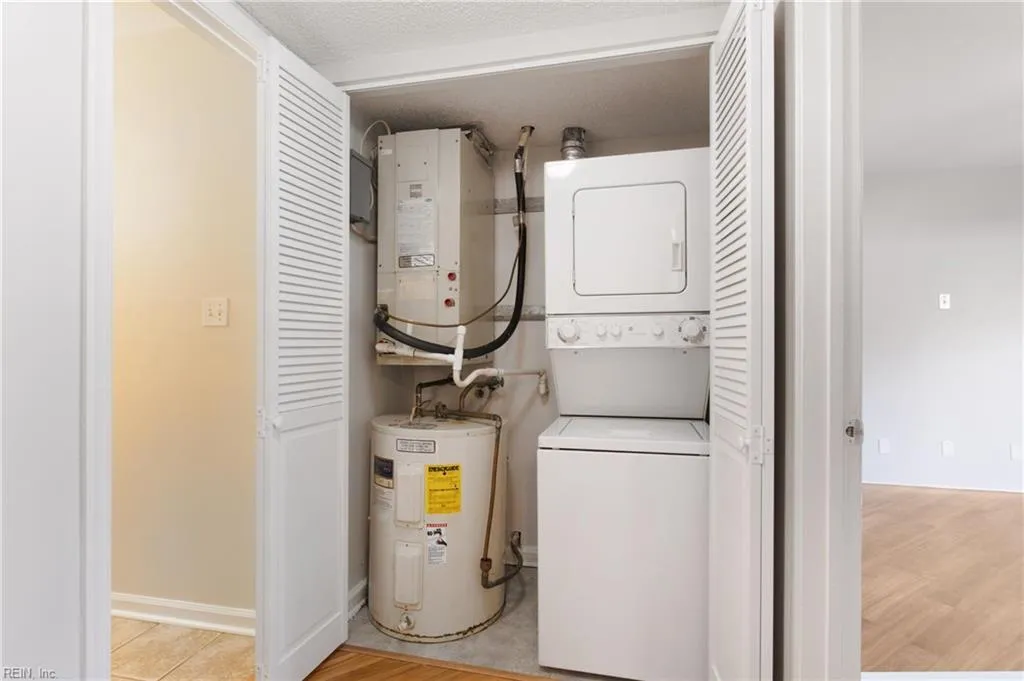 Newport News, Virginia 23606, United States, 1 Bedroom Bedrooms, ,2 BathroomsBathrooms,Residential,Active,241750