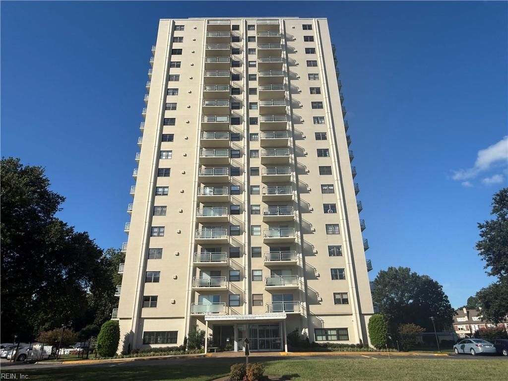 Photo of 1 Crawford Circle #1702, Portsmouth, VA 23704 (MLS # 10623049)