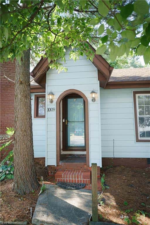 Photo of 1009 E Leicester Avenue, Norfolk, VA 23503 (MLS # 10647776)