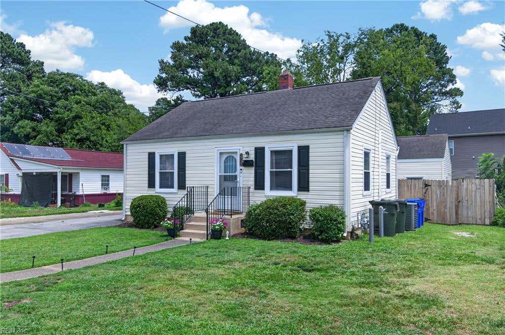 Photo of 2722 Argonne Avenue, Norfolk, VA 23509 (MLS # 10641841)