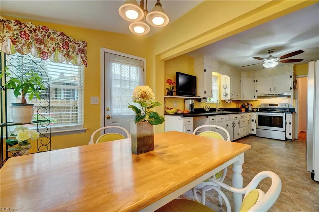 Portsmouth, Virginia 23703, United States, 4 Bedrooms Bedrooms, ,2 BathroomsBathrooms,Residential,Active,212742