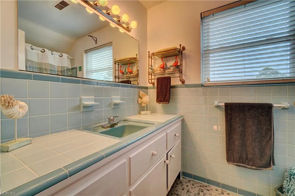 Portsmouth, Virginia 23703, United States, 4 Bedrooms Bedrooms, ,2 BathroomsBathrooms,Residential,Active,212742