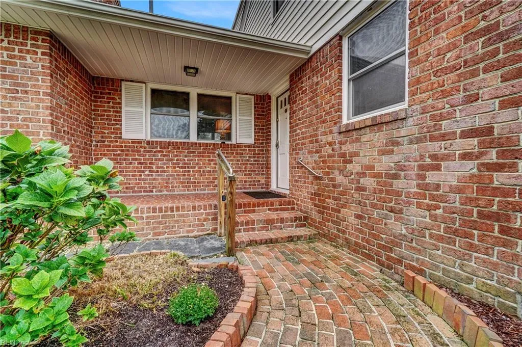 Portsmouth, Virginia 23703, United States, 4 Bedrooms Bedrooms, ,2 BathroomsBathrooms,Residential,Active,212742