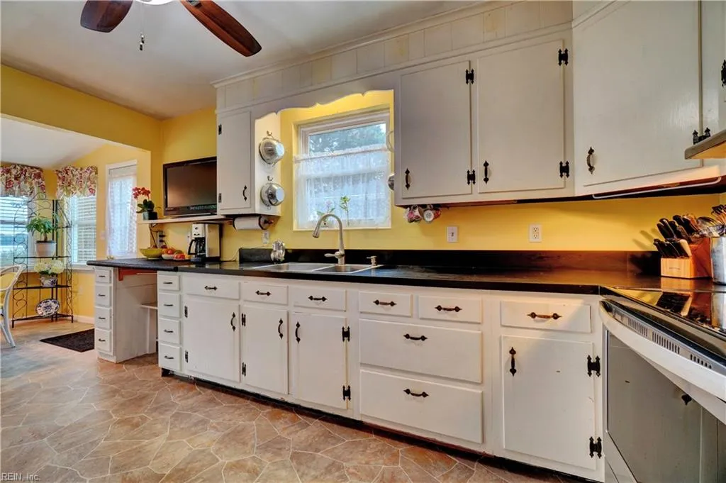 Portsmouth, Virginia 23703, United States, 4 Bedrooms Bedrooms, ,2 BathroomsBathrooms,Residential,Active,212742