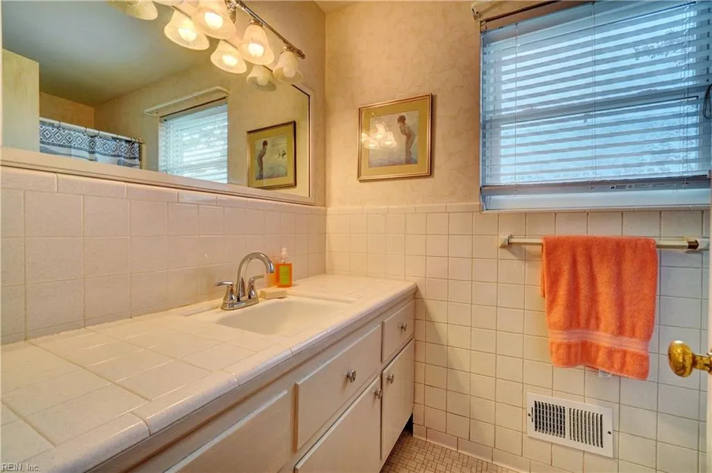 Portsmouth, Virginia 23703, United States, 4 Bedrooms Bedrooms, ,2 BathroomsBathrooms,Residential,Active,212742