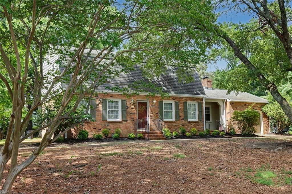 Photo of 323 Williamsburg Court, Newport News, VA 23606 (MLS # 10644006)