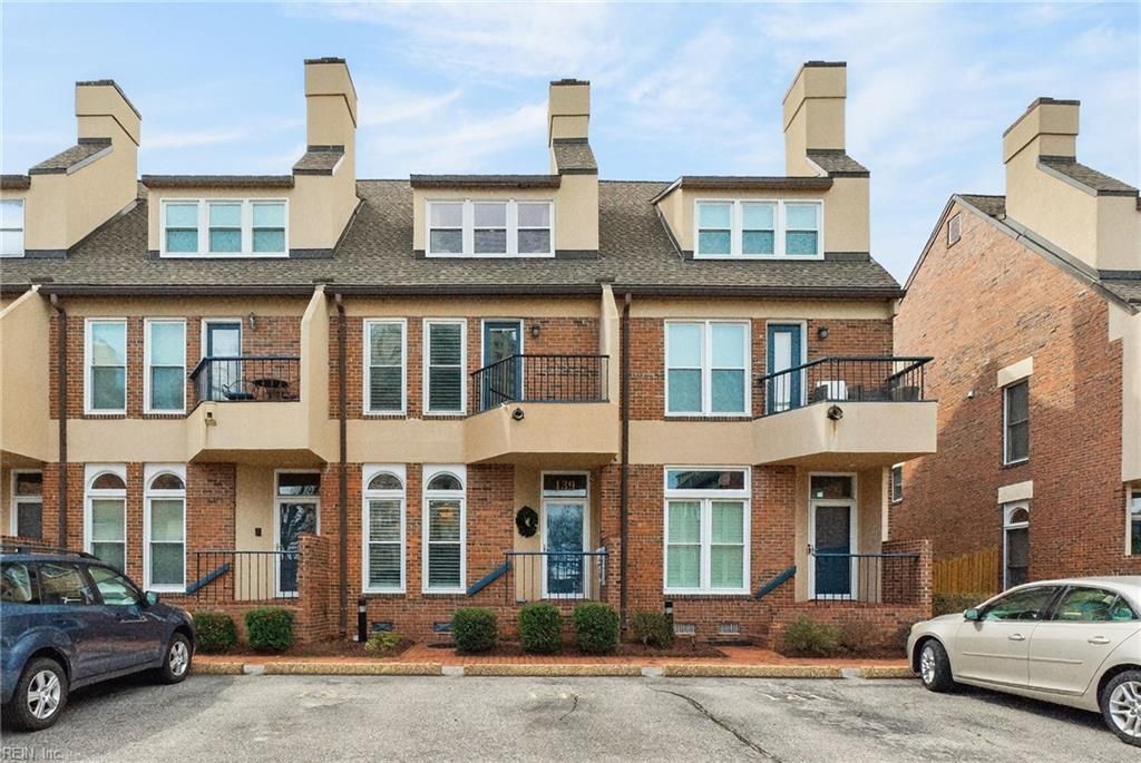 Photo of 139 Crawford Parkway #20, Portsmouth, VA 23704 (MLS # 10625025)