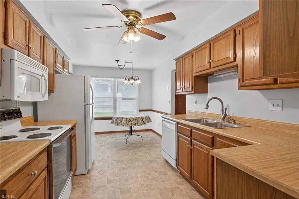 Chesapeake, Virginia 23320, United States, 4 Bedrooms Bedrooms, ,2 BathroomsBathrooms,Residential,Active,220926