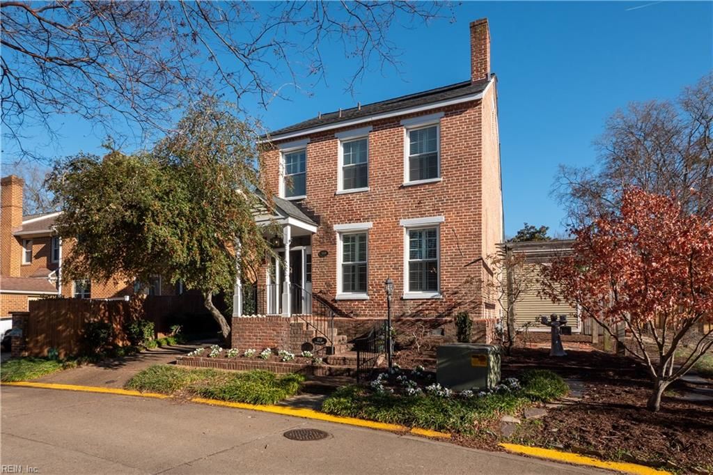 Photo of 1010 Llewellyn Mews, Norfolk, VA 23507 (MLS # 10616261)