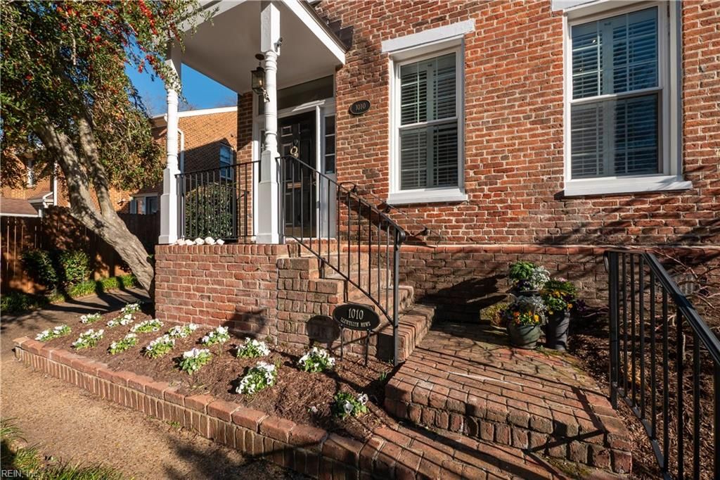 Photo of 1010 Llewellyn Mews, Norfolk, VA 23507 (MLS # 10616261)