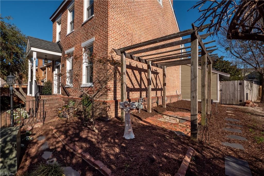 Photo of 1010 Llewellyn Mews, Norfolk, VA 23507 (MLS # 10616261)