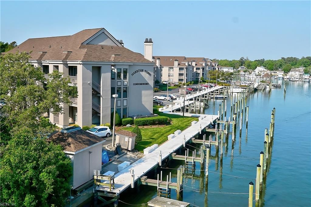 Photo of 407 Harbour Pt Place #306, Virginia Beach, VA 23451 (MLS # 10620328)