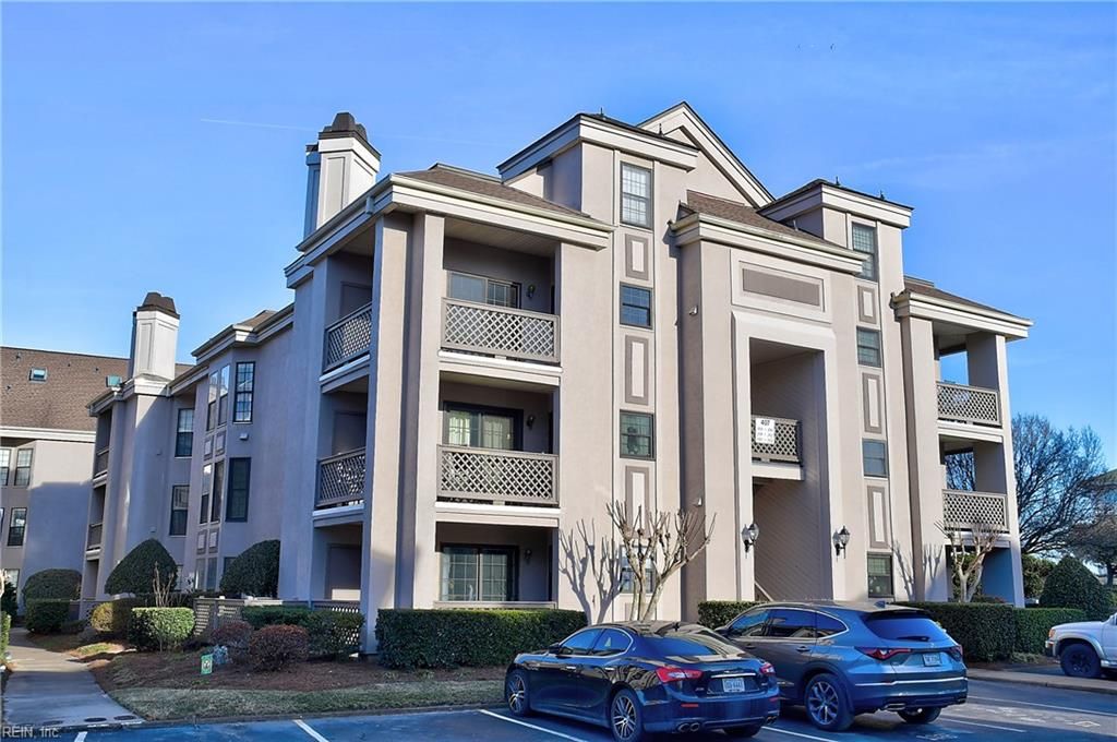 Photo of 407 Harbour Pt Place #306, Virginia Beach, VA 23451 (MLS # 10620328)