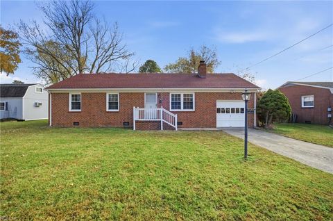 Photo of 5 Lakeview Drive, Newport News, VA 23602 (MLS # 10611290)