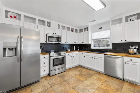 2020 Windy Road, Chesapeake, VA 23324 - #: 10573951