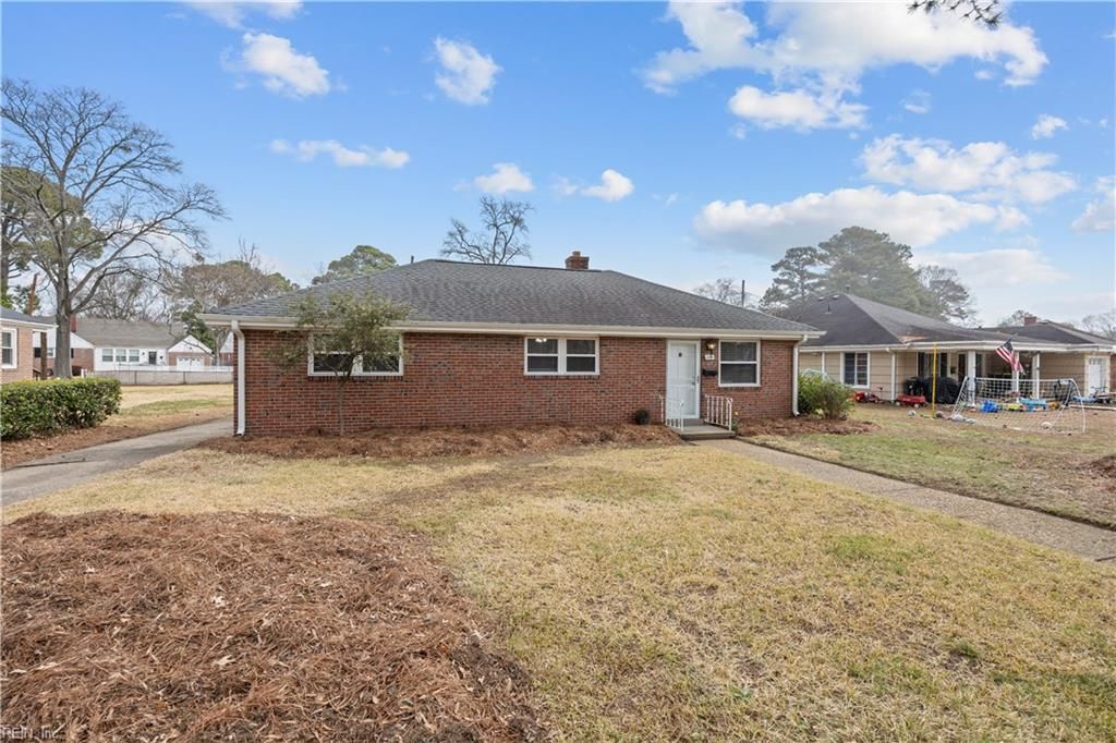 Photo of 172 W Bayview Boulevard, Norfolk, VA 23503 (MLS # 10625037)