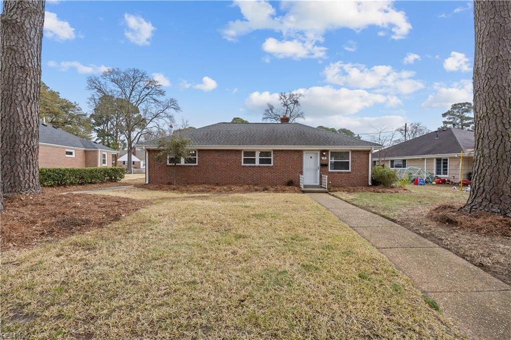 Photo of 172 W Bayview Boulevard, Norfolk, VA 23503 (MLS # 10625037)