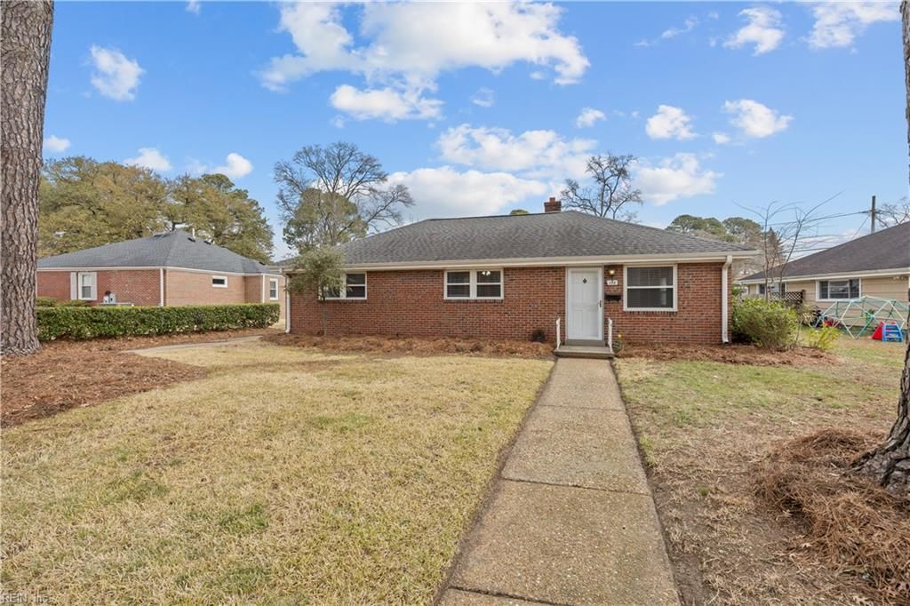 Photo of 172 W Bayview Boulevard, Norfolk, VA 23503 (MLS # 10625037)